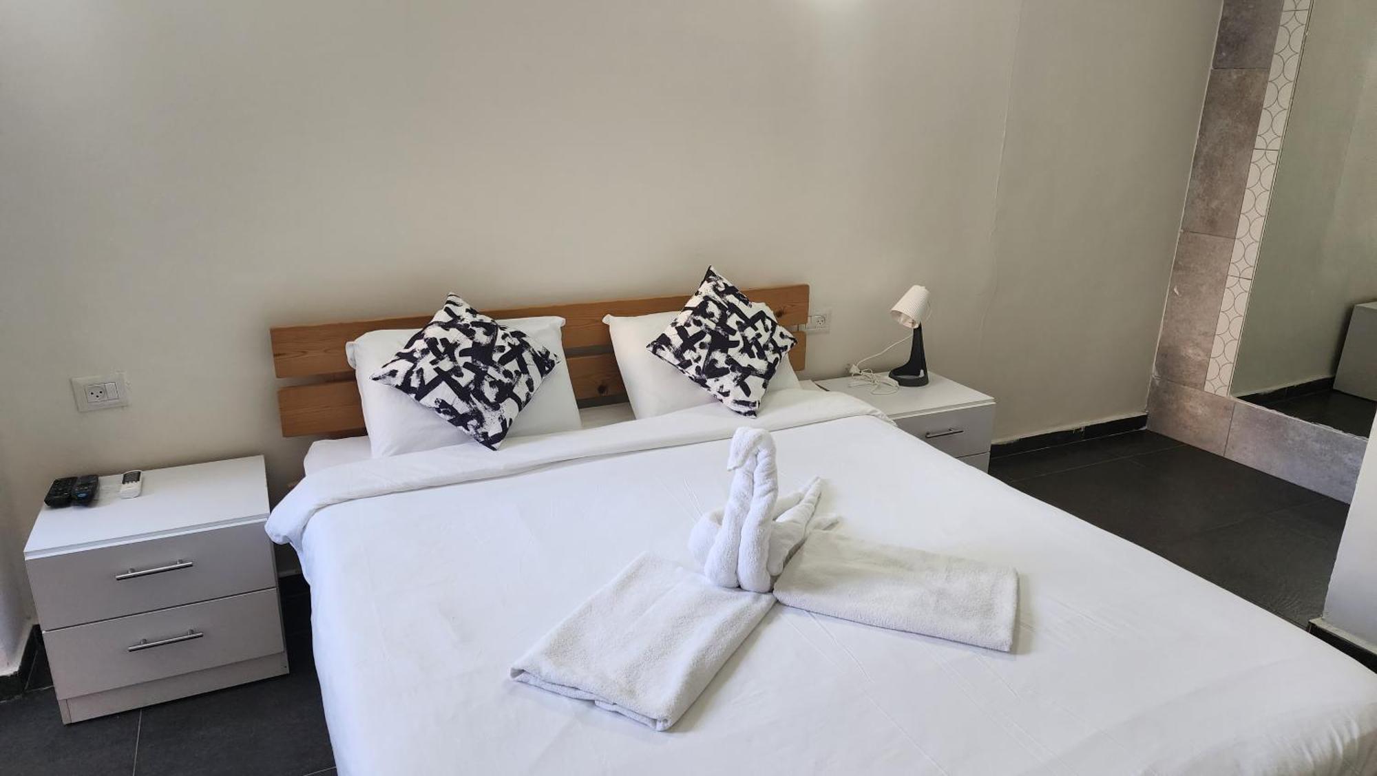 David Hameleh House Aparthotel Netánja Szoba fotó