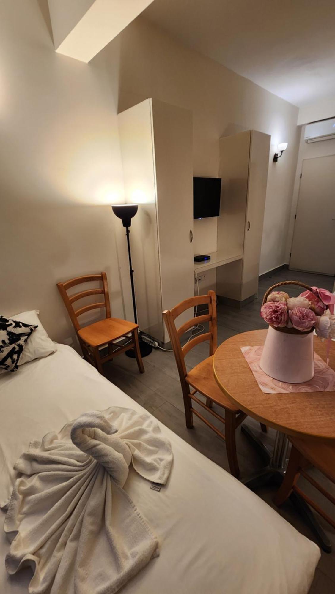 David Hameleh House Aparthotel Netánja Szoba fotó
